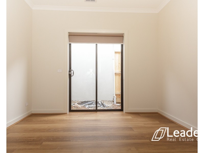 33 LORIKEET CIRCUIT, Rockbank VIC 3335