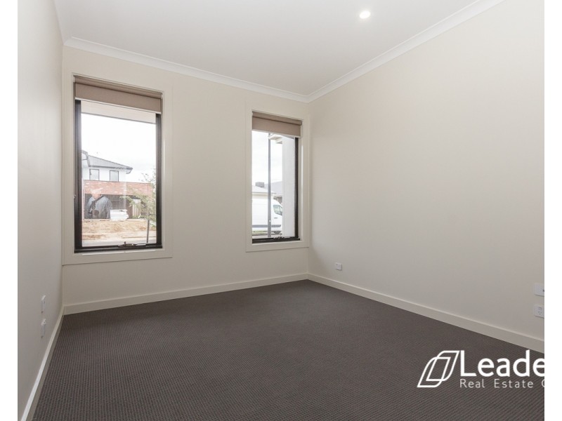 33 LORIKEET CIRCUIT, Rockbank VIC 3335