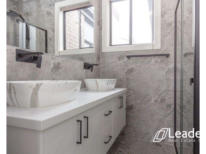 33 LORIKEET CIRCUIT, Rockbank VIC 3335