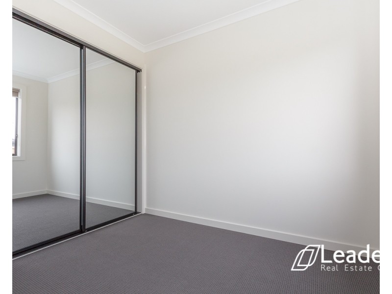 33 LORIKEET CIRCUIT, Rockbank VIC 3335