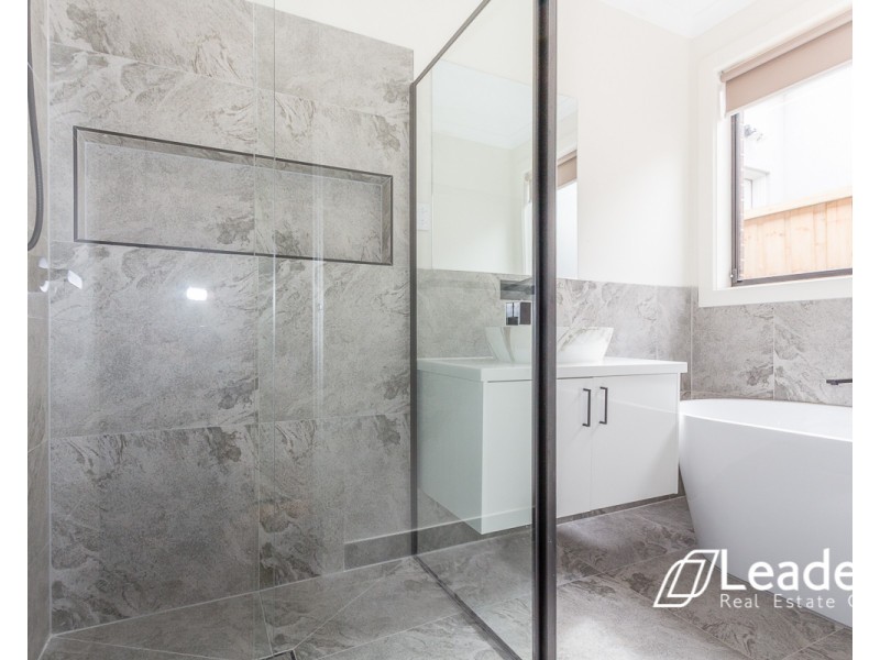 33 LORIKEET CIRCUIT, Rockbank VIC 3335