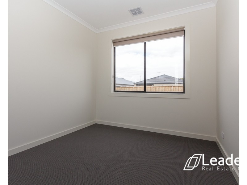 33 LORIKEET CIRCUIT, Rockbank VIC 3335