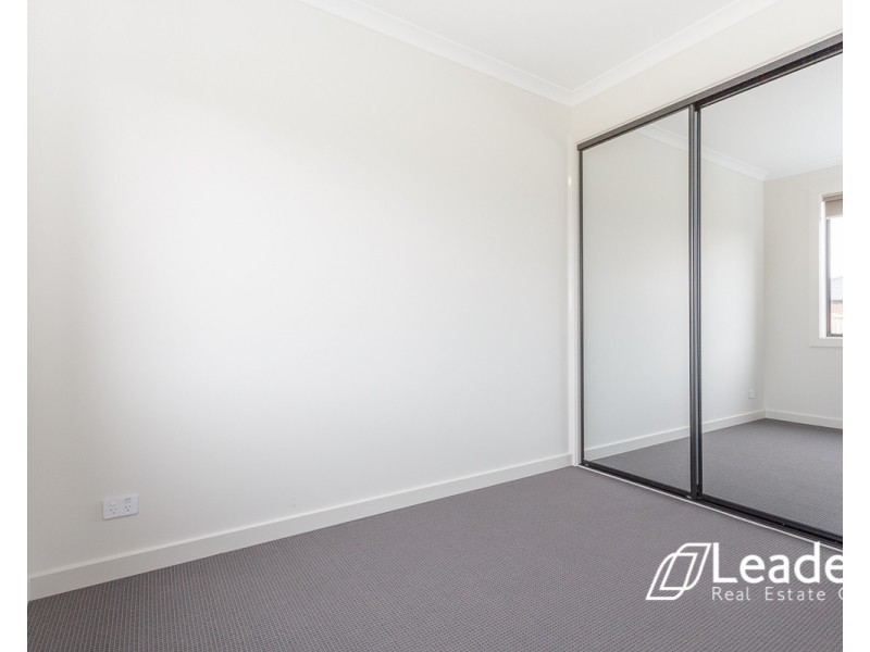 33 LORIKEET CIRCUIT, Rockbank VIC 3335