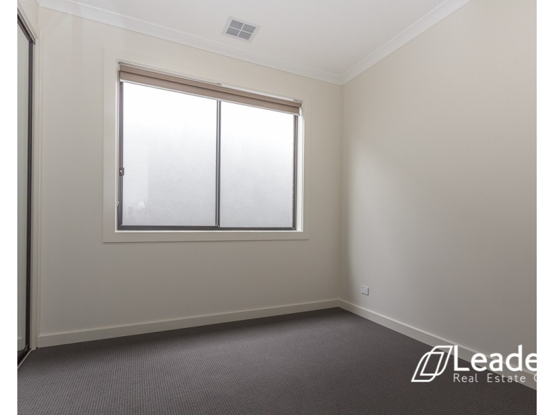 33 LORIKEET CIRCUIT, Rockbank VIC 3335