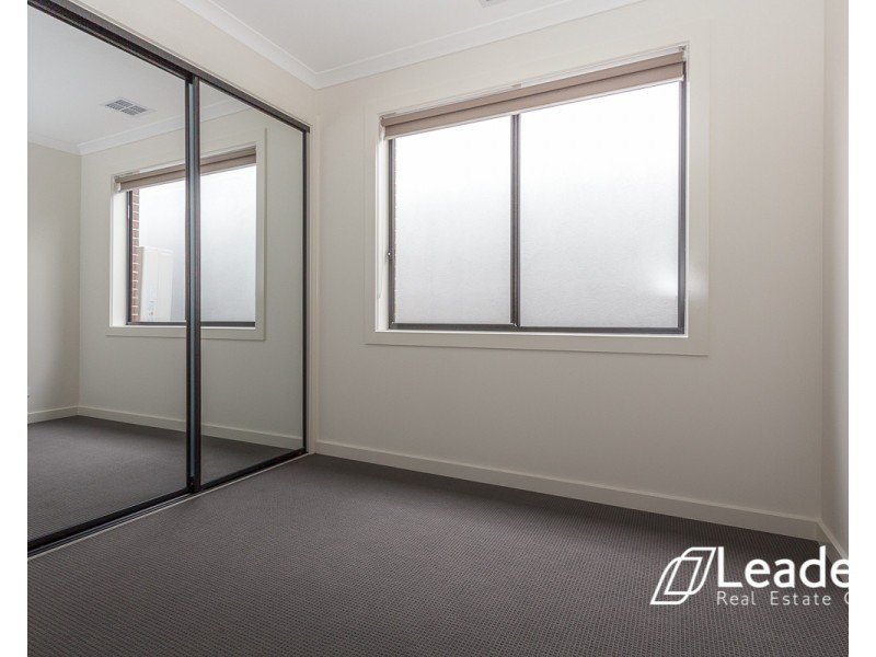 33 LORIKEET CIRCUIT, Rockbank VIC 3335