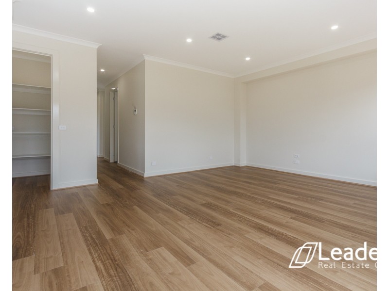 33 LORIKEET CIRCUIT, Rockbank VIC 3335