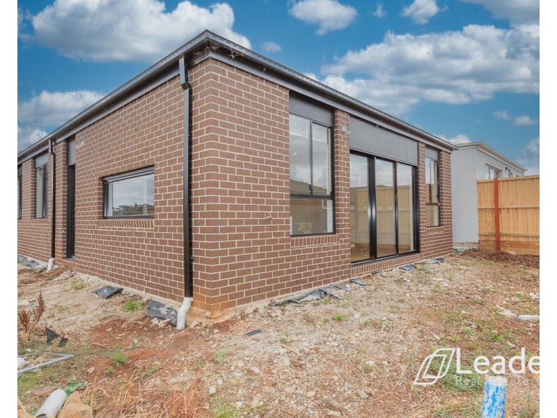 33 LORIKEET CIRCUIT, Rockbank VIC 3335