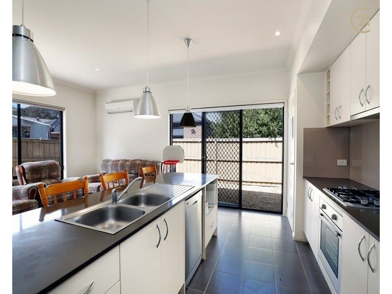 8 GEORGETOWN WAY, Officer VIC 3809