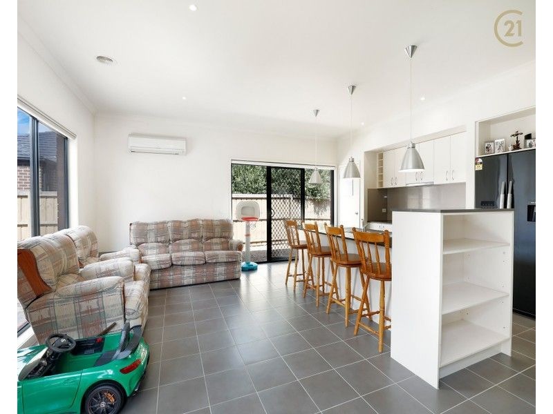 8 GEORGETOWN WAY, Officer VIC 3809