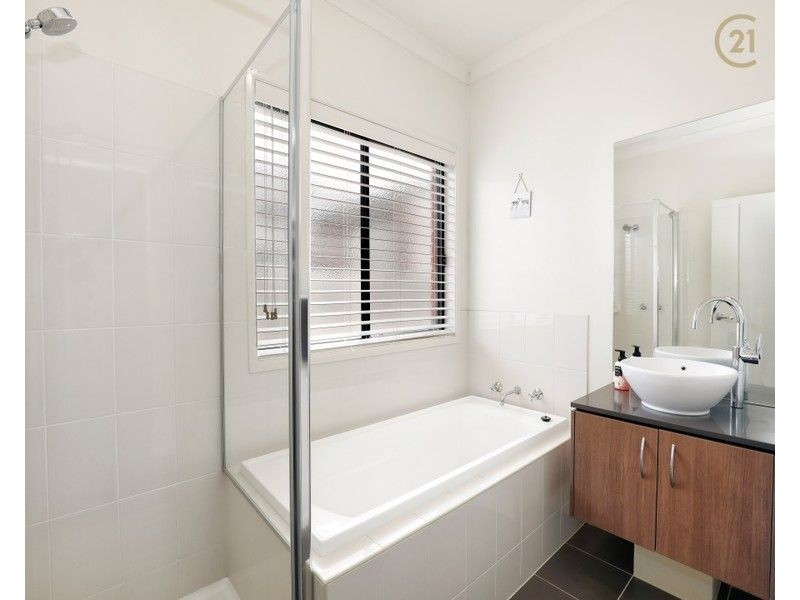 8 GEORGETOWN WAY, Officer VIC 3809