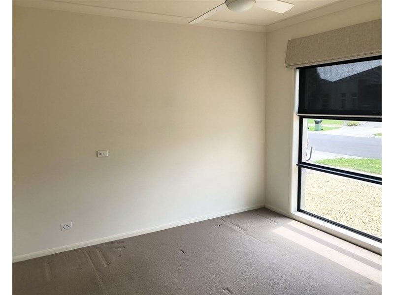 8 GEORGETOWN WAY, Officer VIC 3809