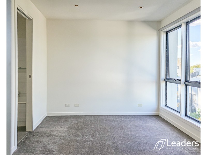 10 TEA TREE LANE, Burwood VIC 3125