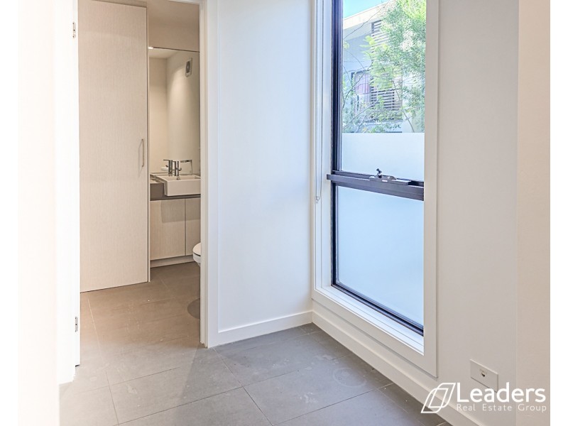 10 TEA TREE LANE, Burwood VIC 3125