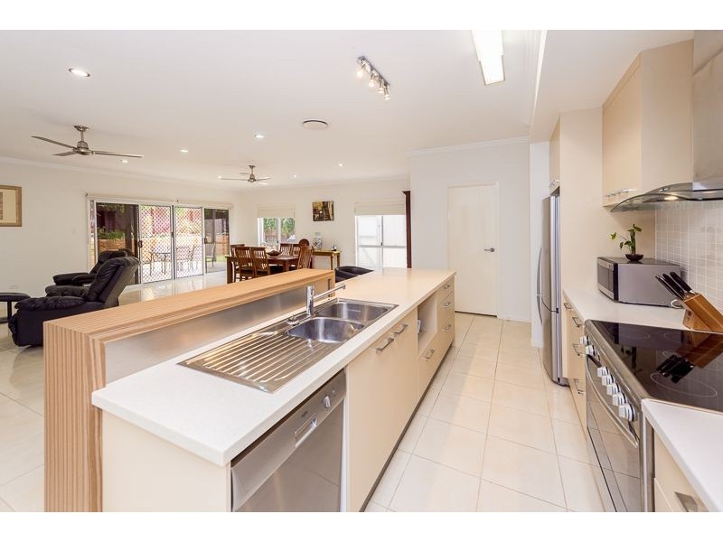 6 Grasstree Crescent, Kirkwood QLD 4680