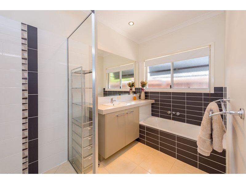6 Grasstree Crescent, Kirkwood QLD 4680