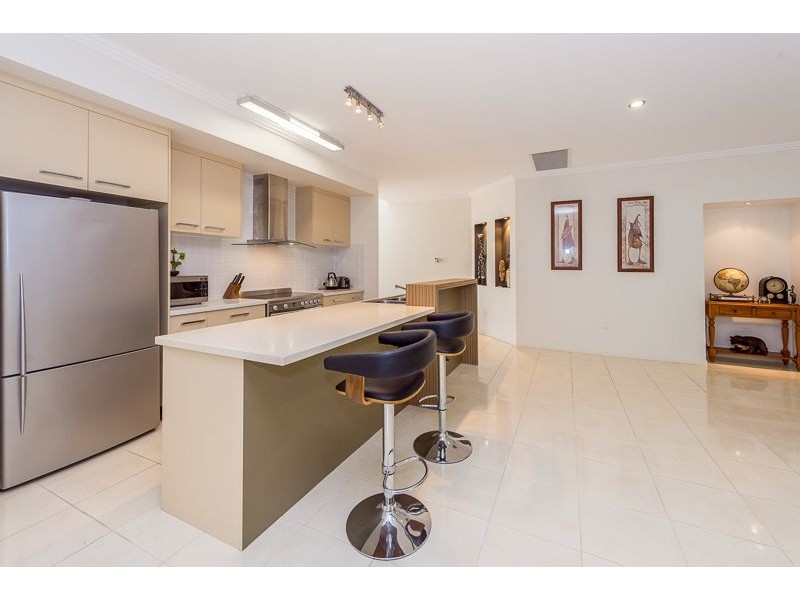 6 Grasstree Crescent, Kirkwood QLD 4680