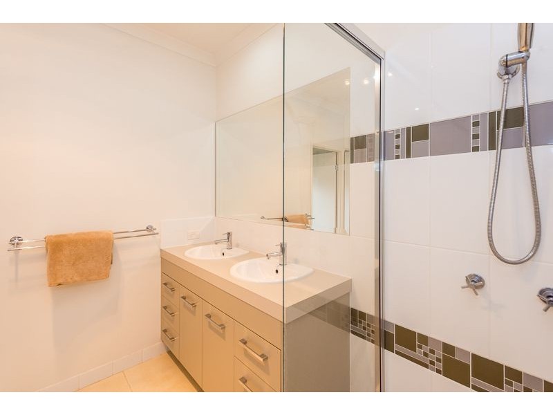 6 Grasstree Crescent, Kirkwood QLD 4680