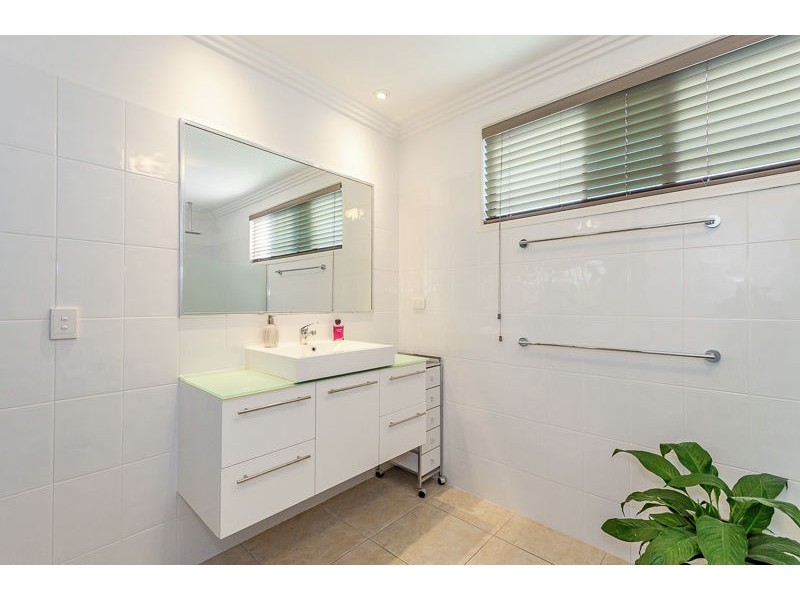 1 Victoria Avenue, Glen Eden QLD 4680