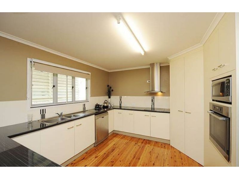 27 Pine Avenue, West Gladstone QLD 4680