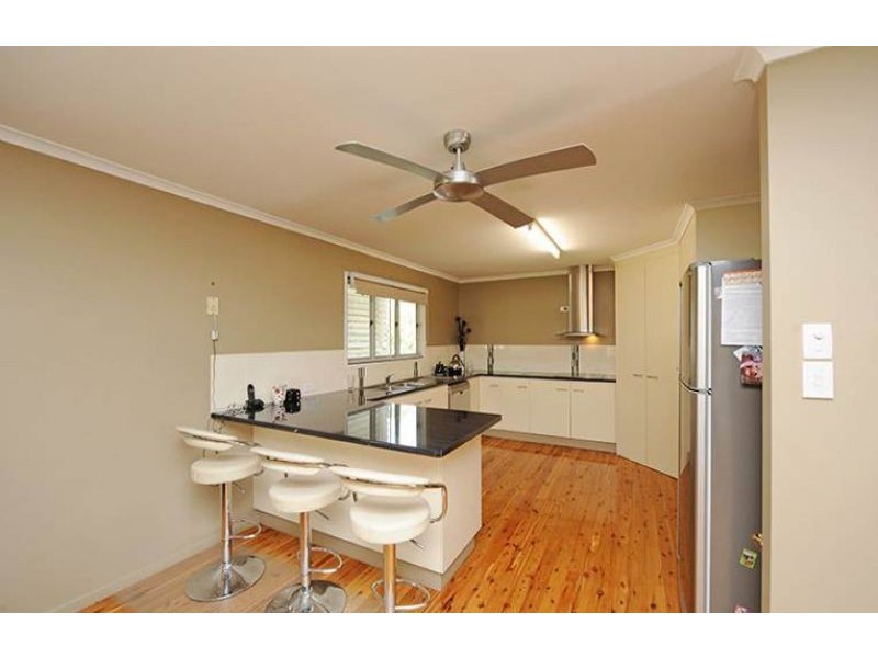 27 Pine Avenue, West Gladstone QLD 4680