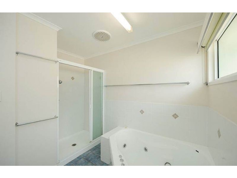 27 Pine Avenue, West Gladstone QLD 4680