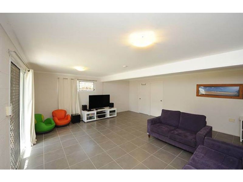 27 Pine Avenue, West Gladstone QLD 4680