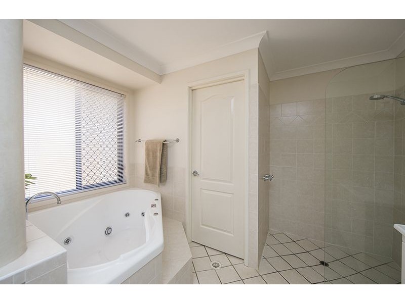 4 Leonie Court, New Auckland QLD 4680