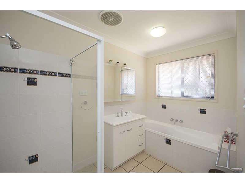 4 Leonie Court, New Auckland QLD 4680