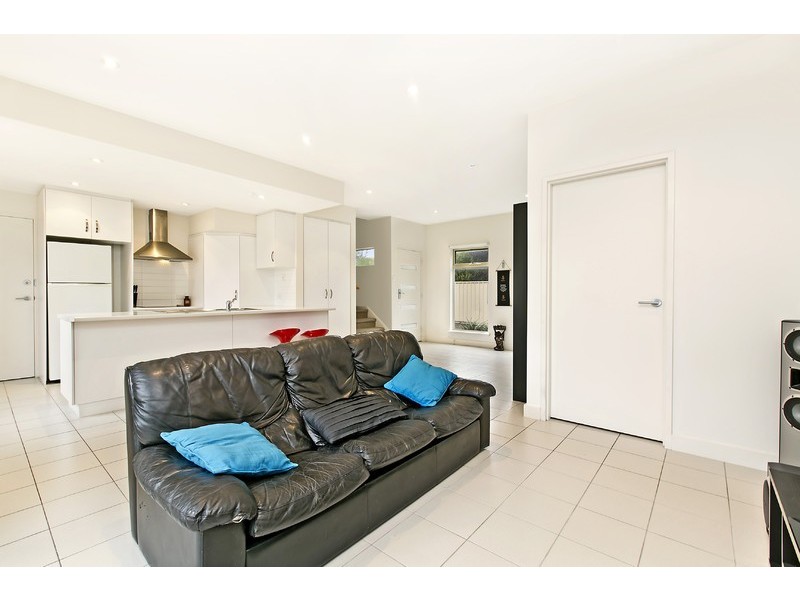 2/2 Whinnerah Avenue, Aldinga Beach SA 5173