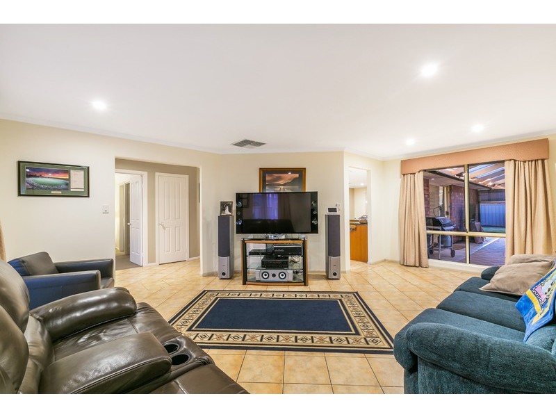 4 Cambridge Place, Clovelly Park SA 5042