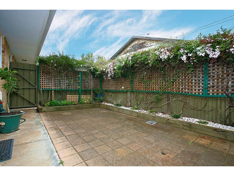 2/18 Pleasant Avenue, Glandore SA 5037