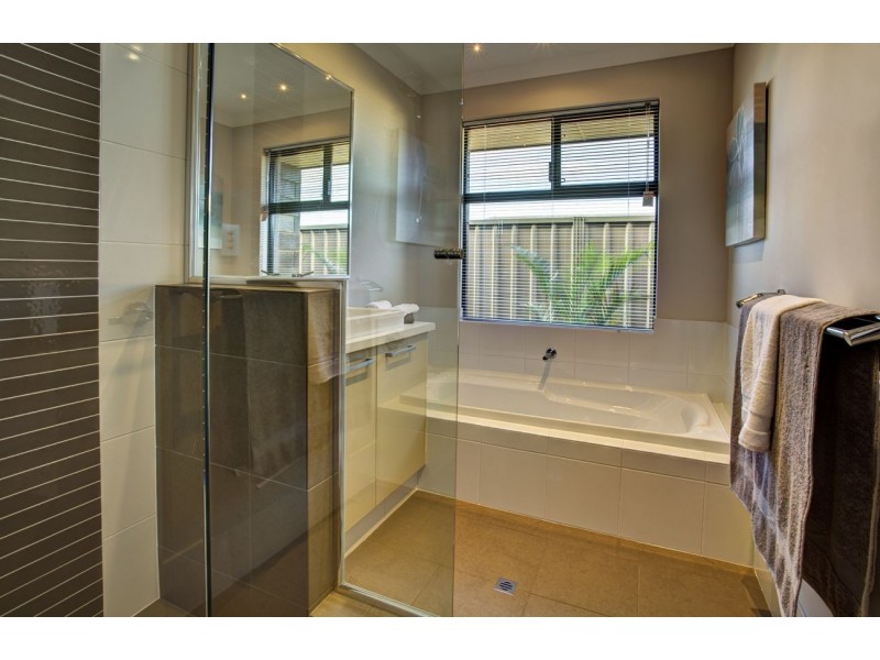 25 Newmarket Parade, Butler WA 6036