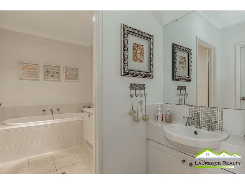 5 Windjammer Parkway, Jindalee WA 6036