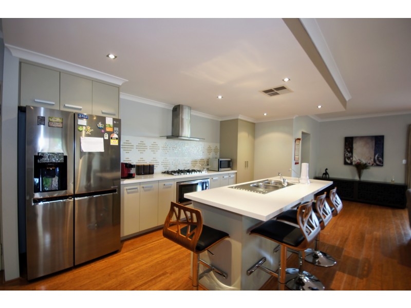 8 Isla Place, Piara Waters WA 6112