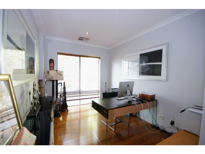 8 Isla Place, Piara Waters WA 6112