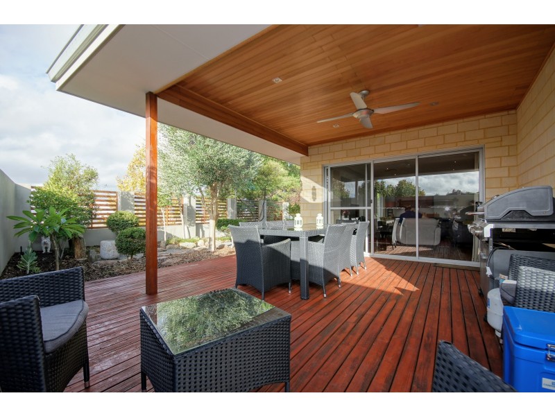 8 Isla Place, Piara Waters WA 6112