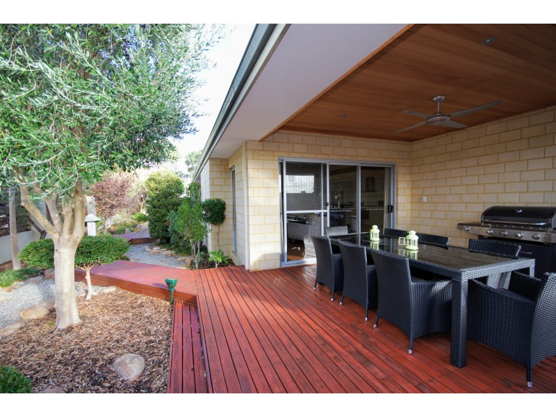 8 Isla Place, Piara Waters WA 6112