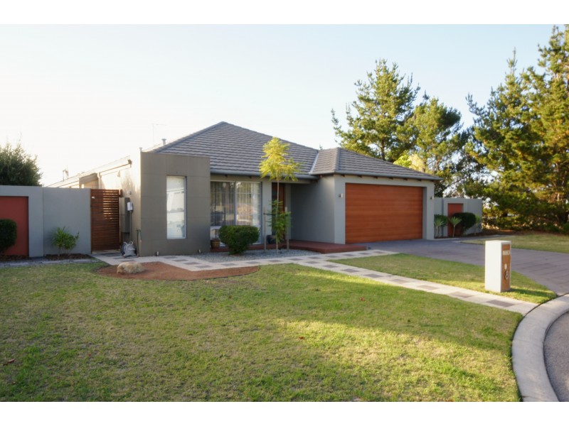 8 Isla Place, Piara Waters WA 6112