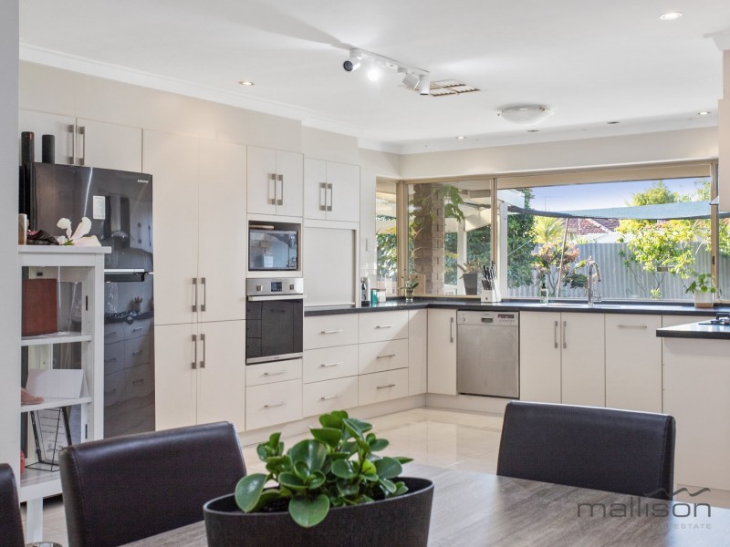 4 Dixey Court, Leeming WA 6149