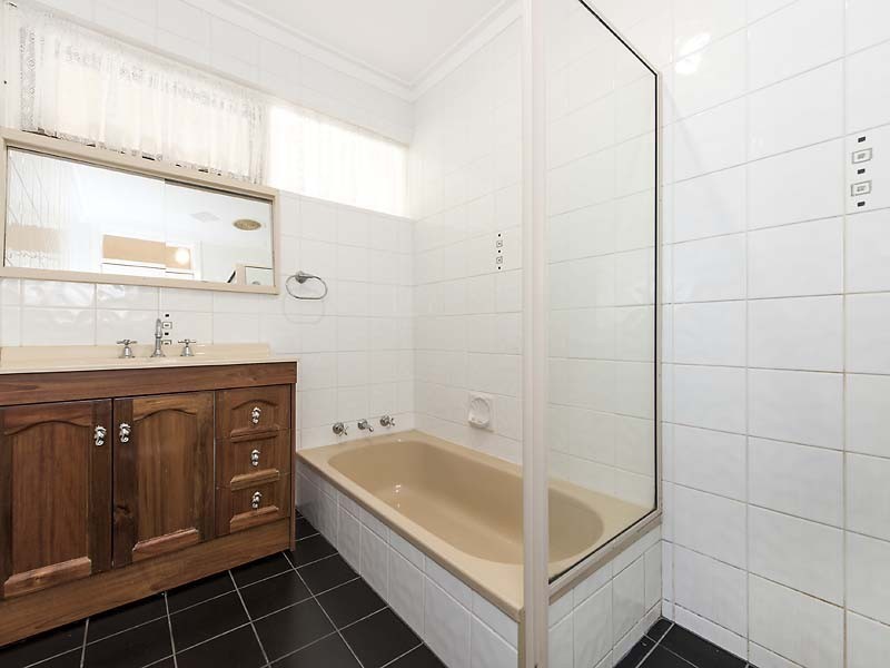 11 Tullamore Avenue, Thornlie WA 6108