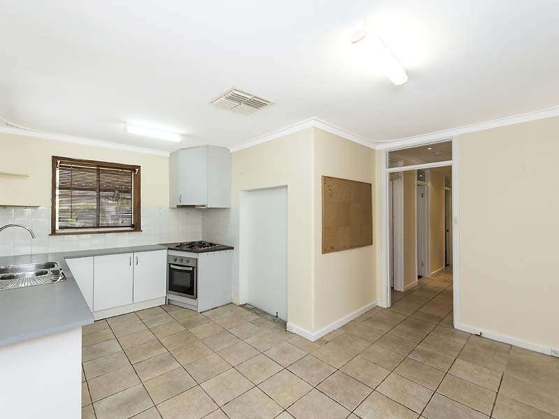 11 Tullamore Avenue, Thornlie WA 6108
