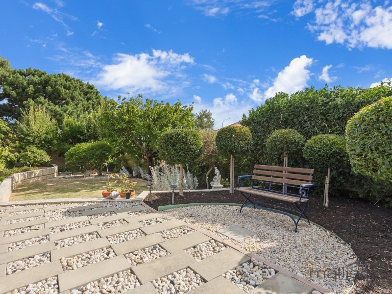 21 Stanley Grove, Winthrop WA 6150