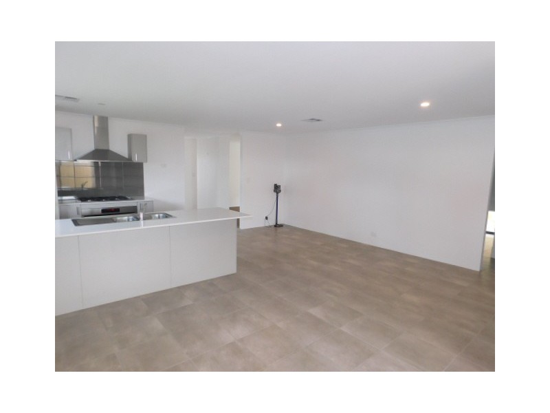 4 SUNRIDGE CLOSE, Caversham WA 6055