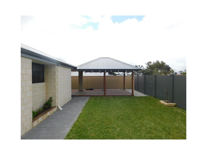 4 SUNRIDGE CLOSE, Caversham WA 6055