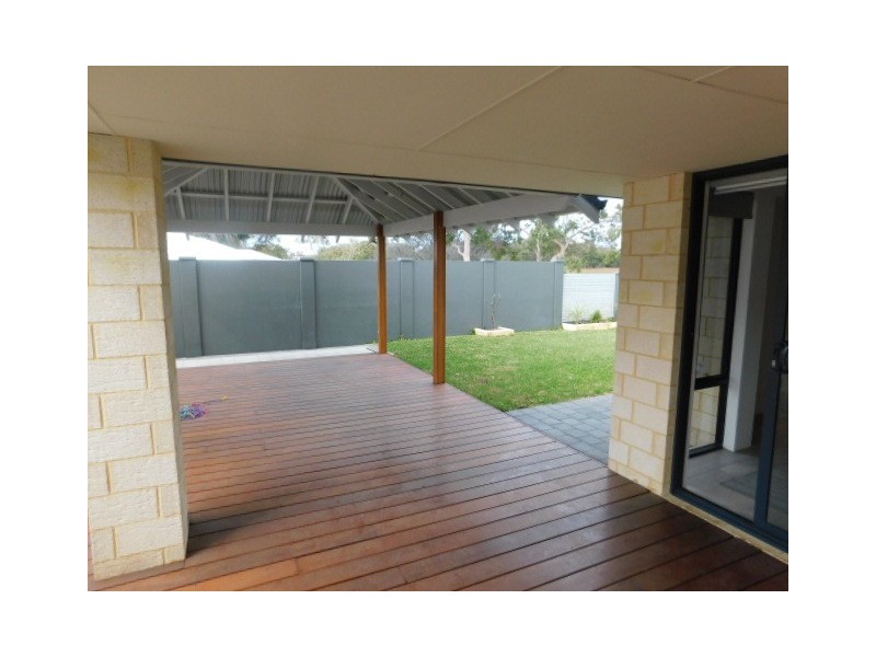 4 SUNRIDGE CLOSE, Caversham WA 6055