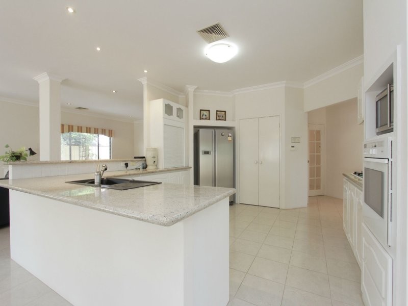 7 Houghton Close, South Guildford WA 6055