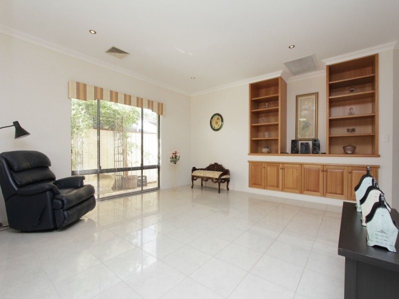 7 Houghton Close, South Guildford WA 6055