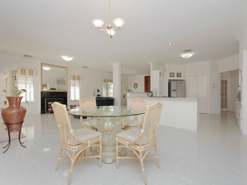 7 Houghton Close, South Guildford WA 6055