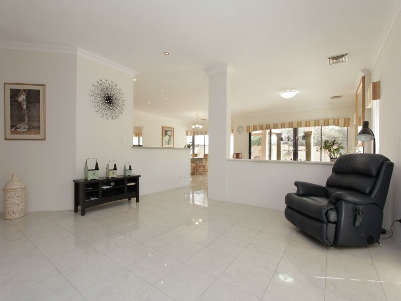 7 Houghton Close, South Guildford WA 6055