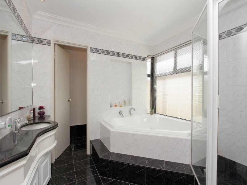 7 Houghton Close, South Guildford WA 6055